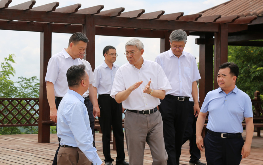 7-2021年7月，中共中央委員、時任甘肅省委書記尹弘蒞臨金徽股份調(diào)研指導(dǎo)防災(zāi)減災(zāi)和綠色礦山建設(shè)情況。.jpg