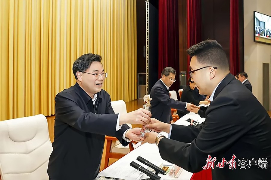 2-2023年5月，省委書記、省人大常委會主任胡昌升為金徽礦業(yè)旅游景區(qū)授“全省文化旅游發(fā)展突出貢獻集體獎”。.jpg