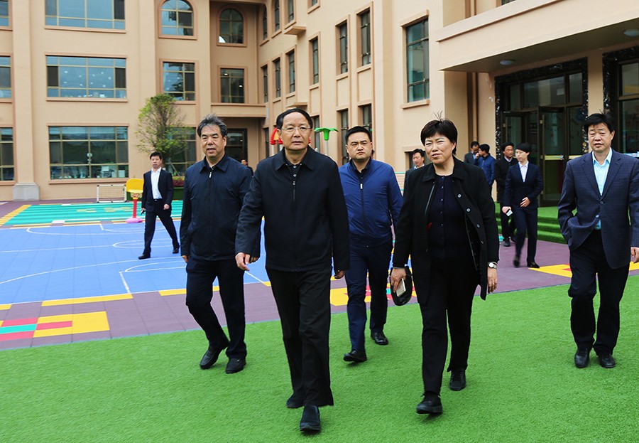 5-2018年4月，時任省政協(xié)主席、黨組書記歐陽堅蒞臨金徽企業(yè)視察。.jpg