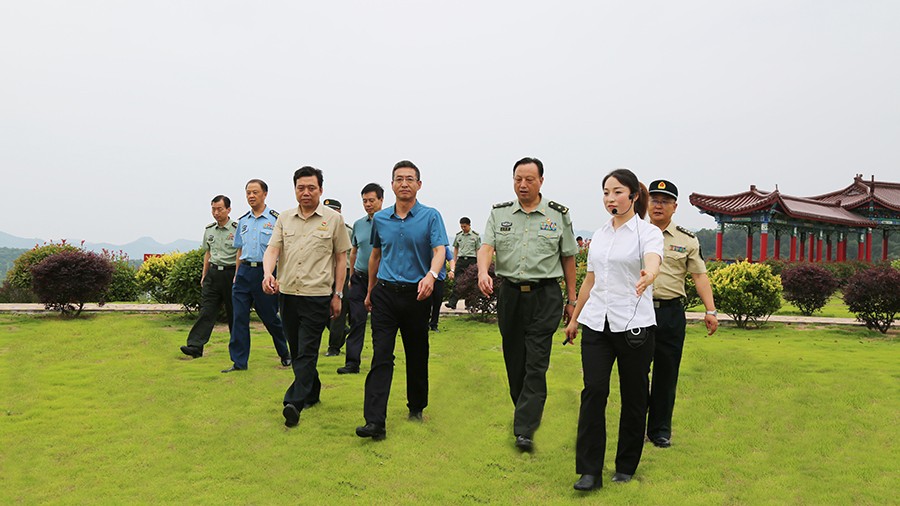 17-2020年7月，省委常委、省軍區(qū)司令員王文清蒞臨金徽股份調(diào)研企業(yè)編兵和綠色礦山建設(shè)工作是表示：金徽股份將民兵作為企業(yè)應(yīng)急救援力量的一員，充分發(fā)揮了民兵作用，立起了在企業(yè)編兵的標桿。.jpg