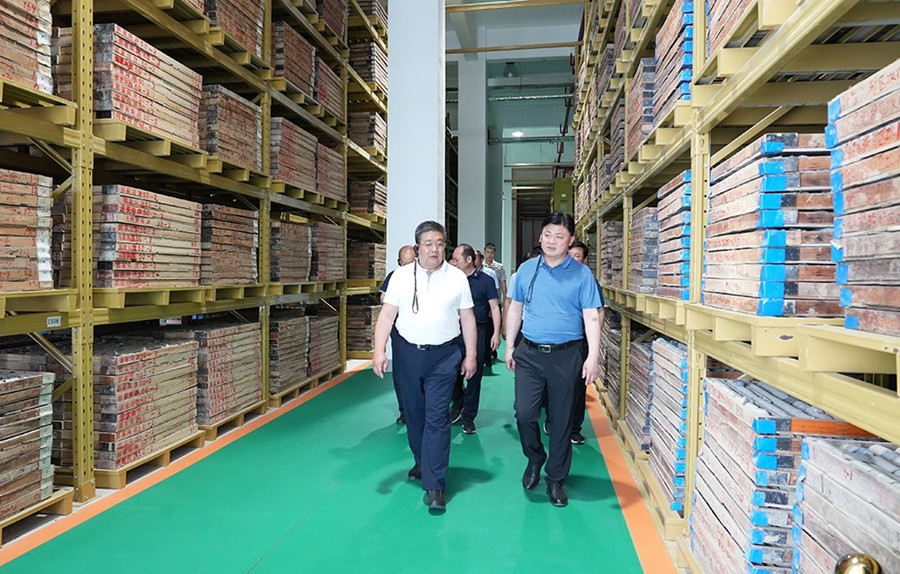 51-2022年6月，省農(nóng)業(yè)農(nóng)村廳一級巡視員朱寶瑩蒞臨金徽股份調(diào)研綠色礦山建設(shè)工作。.jpg
