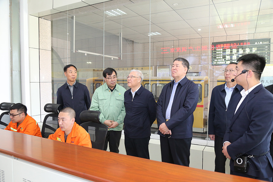全國政協(xié)常委，省政協(xié)副主席，民進中央常委、甘肅省主委尚勛武調(diào)研金徽股份時強調(diào)，要加強科技創(chuàng)新與人才培養(yǎng)。-900.jpg